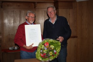  Jan met Lau Vrasdonk, beiden steunpilaren van de verspreidingsgroep, en de oorkonde.