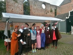 Het 1700-ste lid Astrid van ‘t Veer welkom geheten door HVB-vrijwilligers in historische kledij