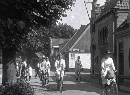 HVB FO 00004 Fietsende dames in de Raadhuisstraat, Bergen, augustus 1919 (2)