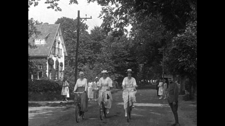 HVB FO 00006   Breelaan met fietsende dames, 1919