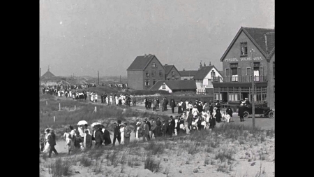 HVB FO 00007  Drukte in Bergen aan Zee, augustus 1919