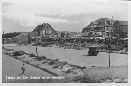 HVB FO 00061Hotels met geparkeerde auto's, Bergen aan Zee, omstreeks 1930
