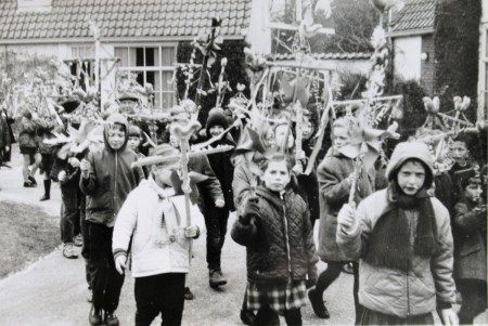 HVB FO 00272  Palmpasen-optocht in Merelhof
