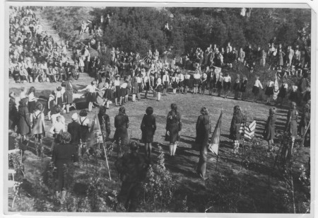HVB FO 00318  Padvindsters in openluchttheater tijdens bevrijdingsfeest, 1946