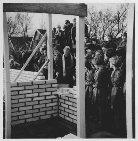 HVB FO 00319  Eerste steen vd nieuwe padvindstershut  wordt gewijd, 1960