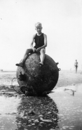 HVB FO 00352  Zeemijn met de 10-jarige Aad Schouten