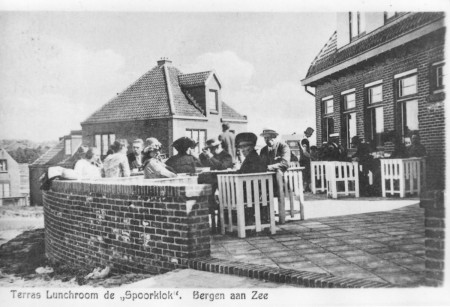 HVB FO 00363 Jacob Kalffweg met lunchroom De Spoorklok, omstreeks 1925