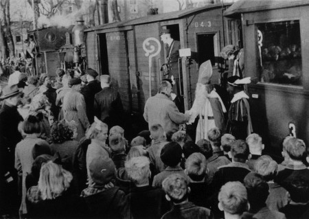 HVB FO 00366 Aankomst Sinterklaas op station Bergen, 1950