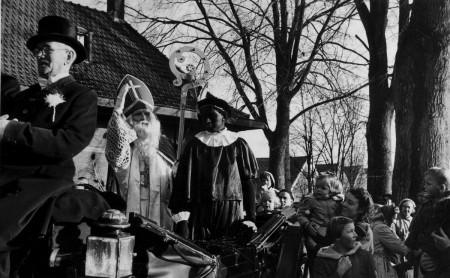 HVB FO 00367 Aankomst Sinterklaas op station Bergen, 1950