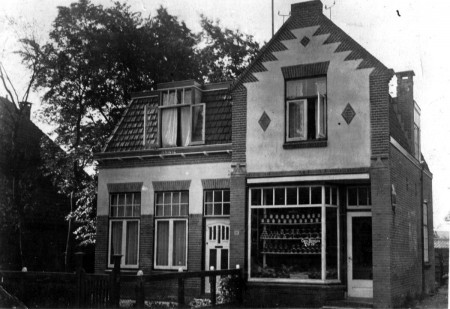 HVB FO 00368 Groentewinkel van Cor Beentjes, Dorpsstraat 86, jaren '20.