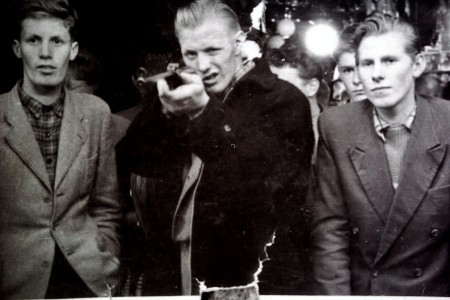 HVB FO 00371 Vlnr Gerrit Kos, Lau Vrasdonk en Dirk Swaan op de kermis in Bergen, ca 1954