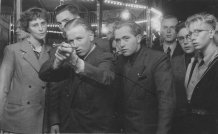 HVB FO 00372 Aad Schouten als schutter op de kermis in Bergen, jaren '50.