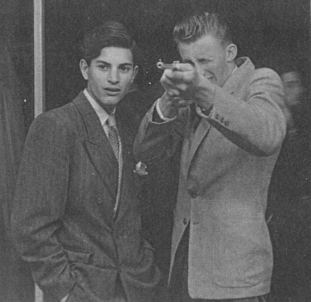 HVB FO 00373  De schutter is Bert Schoen, links Gerard Zuiderwijk.  Kermis Kerkedijk, jaren '50.
