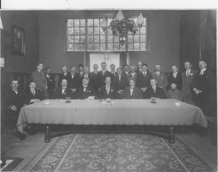 HVB FO 00378  In de raadszaal, jaren '20, met in het midden H.D.A. van Reenen.