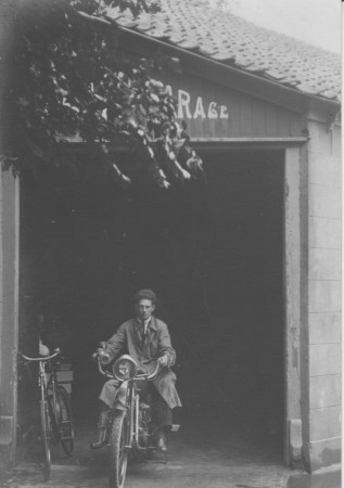 HVB FO 00389  Voormalige doorrijstal van de Rustende Jager in gebruik als garage, 1930