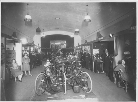 HVB FO 00392  Tentoonstelling winkeliersvereniging Ibeko in de Rustende Jager, omstreeks 1930