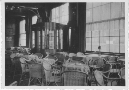 HVB FO 00395  Voorzaal van de Rustende Jager, 1943