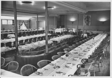 HVB FO 00399 Gedekte tafels voor een groot diner in de danszaal van de Rustende Jager, 1949