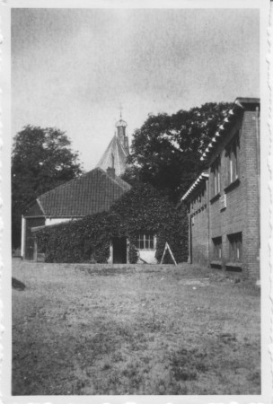 HVB FO 00402  Toneelzaal en voormalige doorrijstal van de Rustende Jager, omstreeks 1960