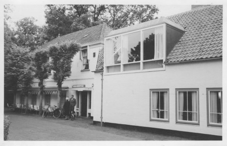 HVB FO 00403  De doorrijstal is verbouwd tot de Taverne, 1961