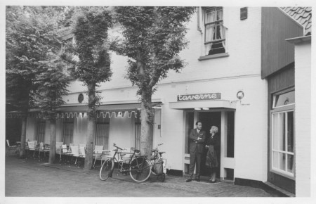 HVB FO 00404  De Taverne met in de deuropening Jan en Miriam Diesfeldt, 1961