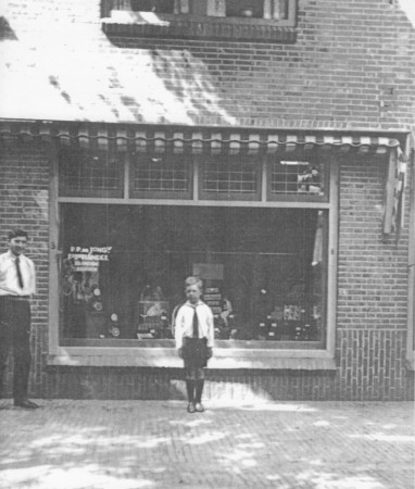HVB FO 00413  Dick van Berge voor zijn fotozaak aan de Jan Oldenburglaan 5  Ca mei 1930