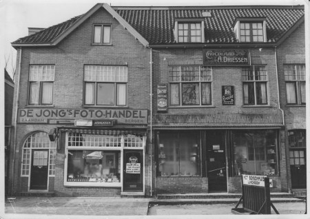HVB FO 00414  Fotohandel De Jong en lunchroom Het Bonbonhuis. Ca 1936