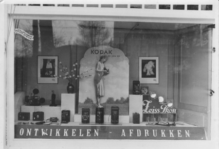 HVB FO 00416  Etalage Fotohandel De Jong, ca 1936