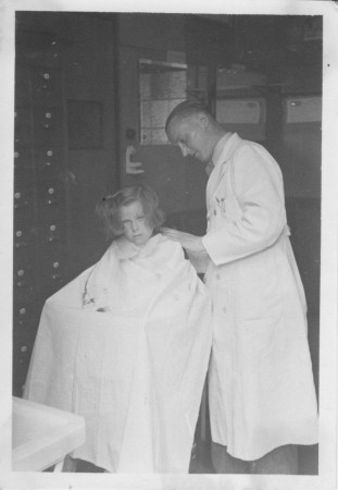 HVB FO 00421  Kapper Johan Blombergen, Stationsstraat 1, 1941