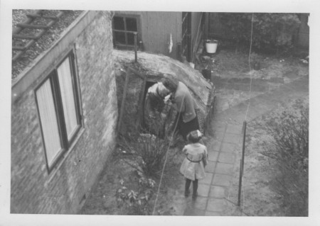 HVB FO 00424  Schuilkelder van familie Van Berge (achter Breelaan 13), april 1941