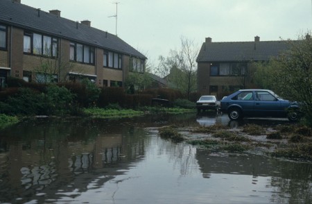 HVB FO 00426  Wateroverlast aan het Wijzend bij het Zakedijkje, jaren '80  overstroming04