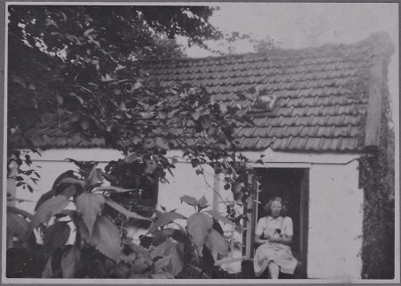 HVB FO 00438  Kranenburgh, Polletje Dekker zittend in raam tuinhuisje