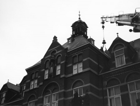 HVB FO 00453  Een klok wordt in het torentje van het Pensionaat gehesen