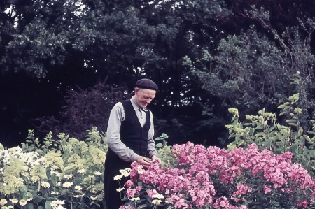 HVB FO 00456  Hovenier Prinsen in de tuin van het Pensionaat