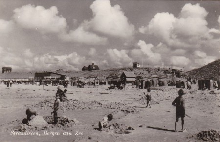 HVB FO 00470  Strandleven Bergen aan Zee, omstreeks 1955