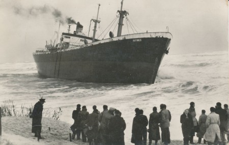 HVB FO 00504  De Katingo op het strand bij Bergen aan Zee (1)