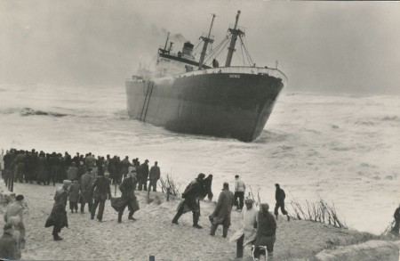 HVB FO 00507  De Katingo op het strand bij Bergen aan Zee