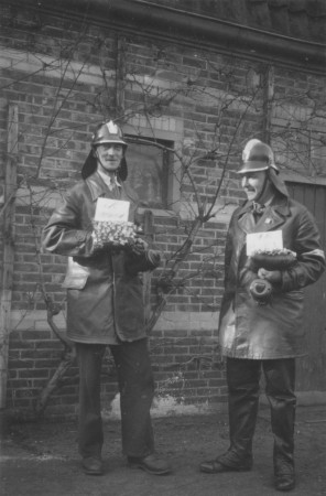 HVB FO 00525  Brandweermannen Jan Prins (links) en Piet Oldenburg collecteren voor de Winterhulp, eind 1940