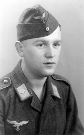 HVB FO 00526  Portretfoto van Duitse militair gemaakt door Dick van Berge, 1942