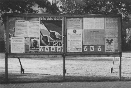 HVB FO 00528  Bord met aanplakbiljetten t.o. Breelaan 13,  1942