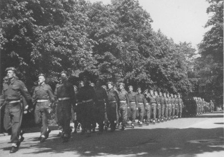 HVB FO 00531  Britse militairen bij het Hertenkamp, mei 1945