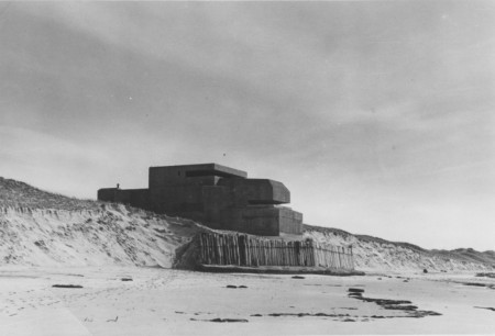 HVB FO 00533  Bunker aan het strand bij Bergen aan Zee, 1949