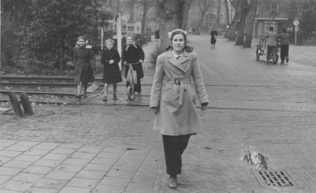 HVB FO 00534  Dina van Berge bij de spoorwegovergang in de Breelaan, december 1948.tif