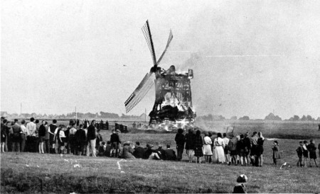HVB FO 00535  Zuurvensmolen in brand, 1949
