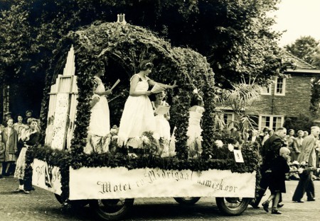 HVB FO 00538  Praalwagen van dameskoor Motet en Madrigaal, 1950