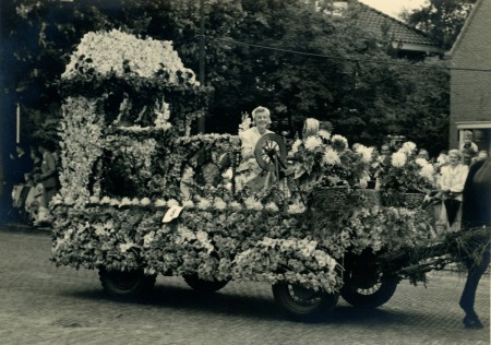 HVB FO 00539  Praalwagen van dameskoor Motet en Madrigaal, 1951