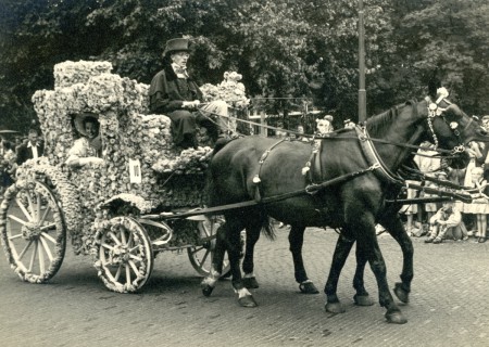 HVB FO 00540  Praalwagen van dameskoor Motet en Madrigaal, 1952