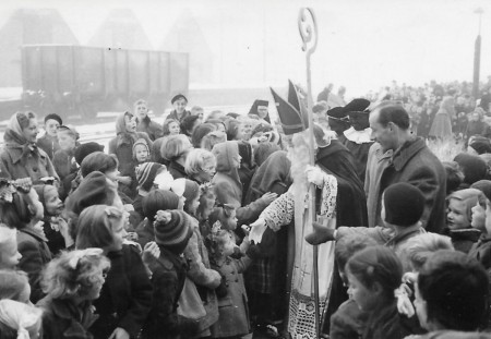 HVB FO 00542  Sinterklaas komt aan op station Bergen in 1952