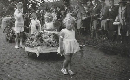 HVB FO 00547  Kinderen bij het bloemencorso
