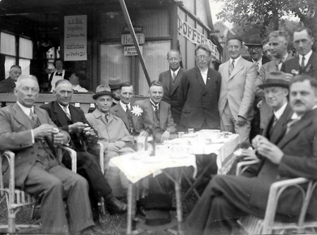 HVB FO 00548  De gemeenteraad op de kermis in 1937
